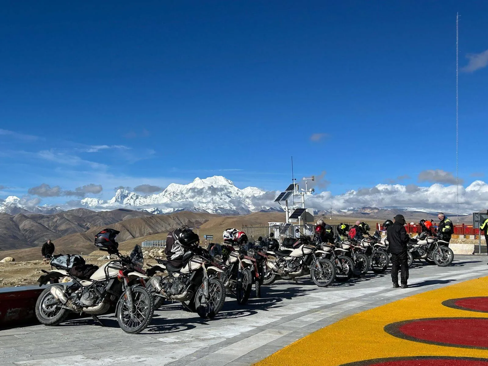 Motos d’aventure alignées face aux sommets de l’Himalaya