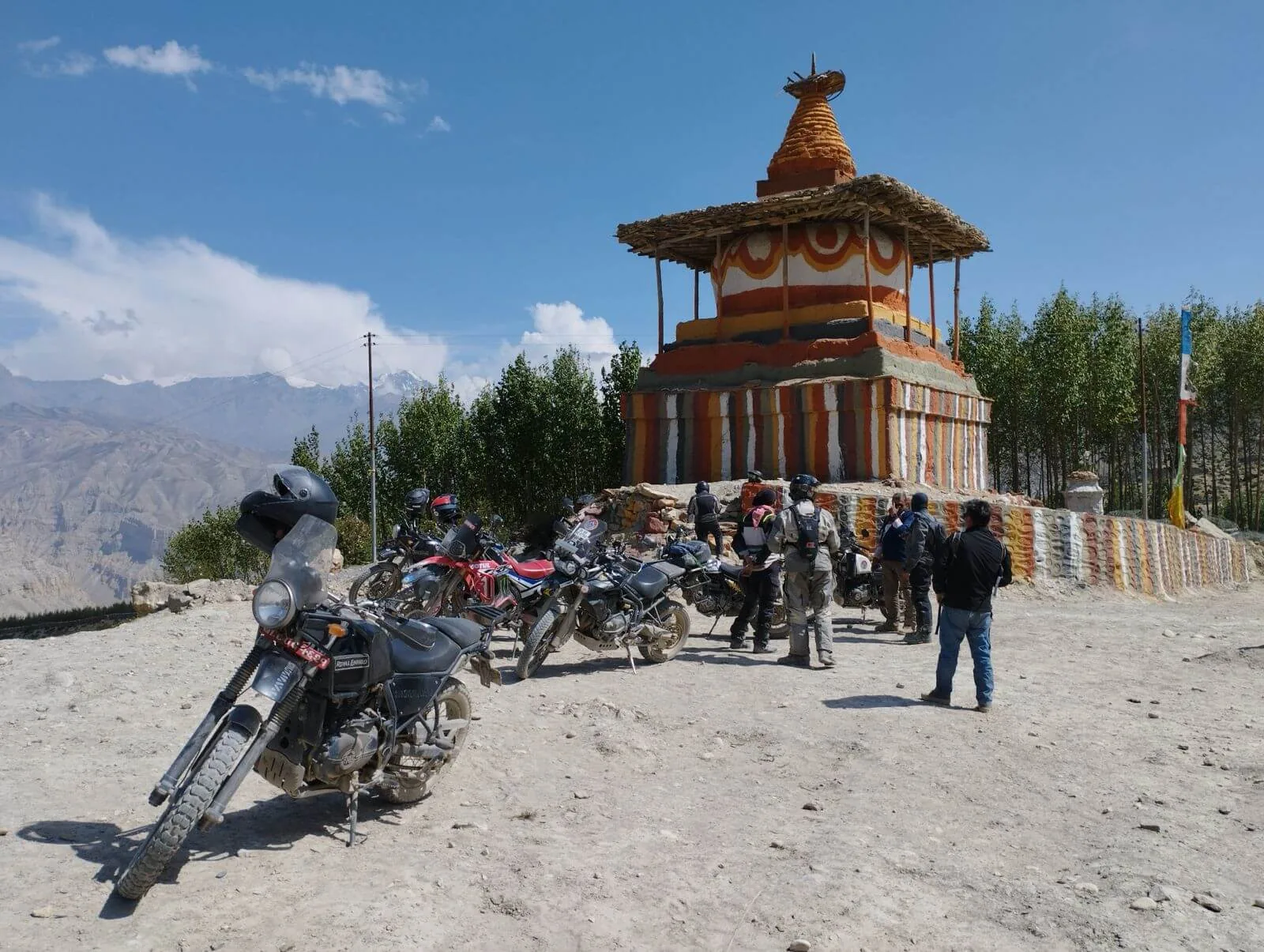 Stupa du Mustang et motos